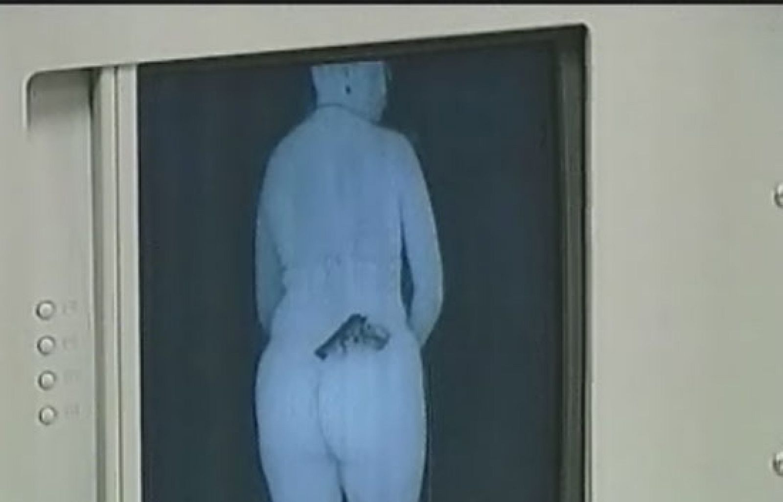 El escáner corporal que permite ver el cuerpo desnudo y que ya funciona en algún aeropuerto de Europa podría atentar contra los derechos fundamentales de los pasajeros.