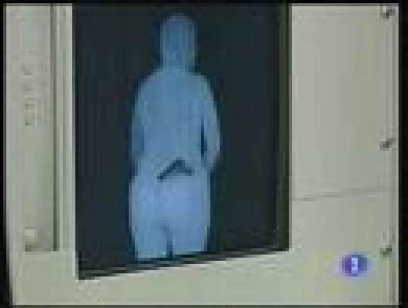 El escáner corporal que permite ver el cuerpo desnudo y que ya funciona en algún aeropuerto de Europa podría atentar contra los derechos fundamentales de los pasajeros.