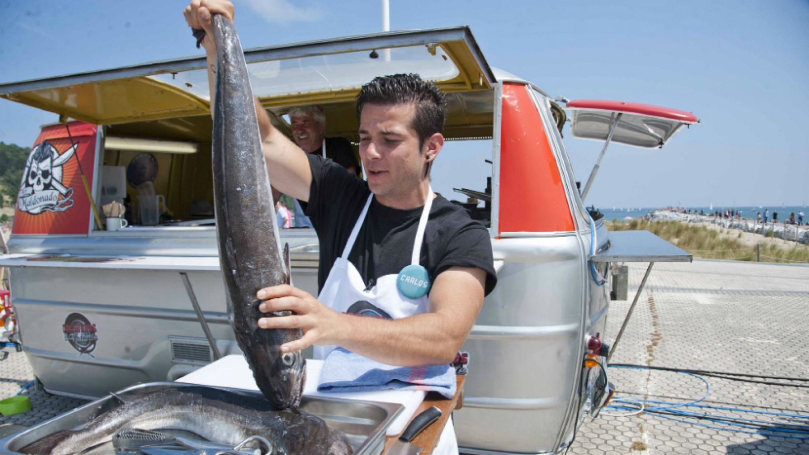 Cocineros al Volante - Carlos demuestra el espíritu del foodtruckero cediéndole parte de su merluza a La Vermuneta