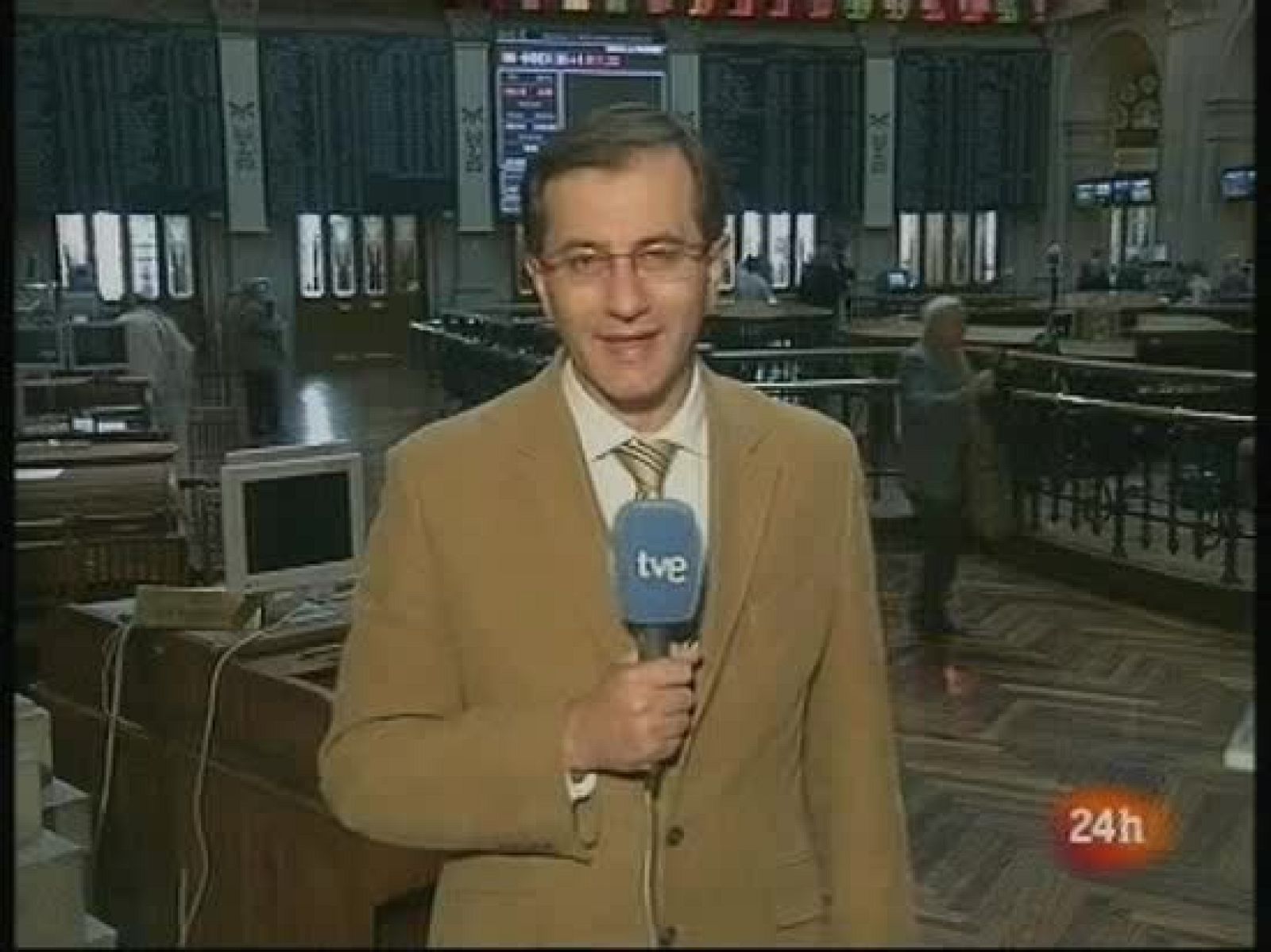 El Ibex ha perdido un 2,05% y ha registrado su mínimo anual en 8.811,20 puntos | Ver