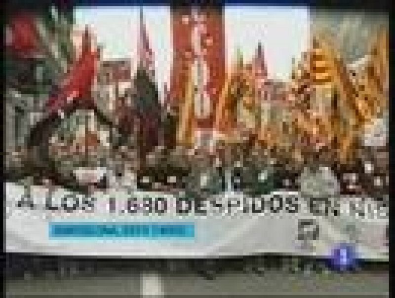 Miles de trabajadores de Nissan se han manifestado en Barcelona, por tercera vez en la última semana, en protesta por la intención de la compañía de despedir a 1.680 trabajadores de sus fábricas de Barcelona (23/10/08).  