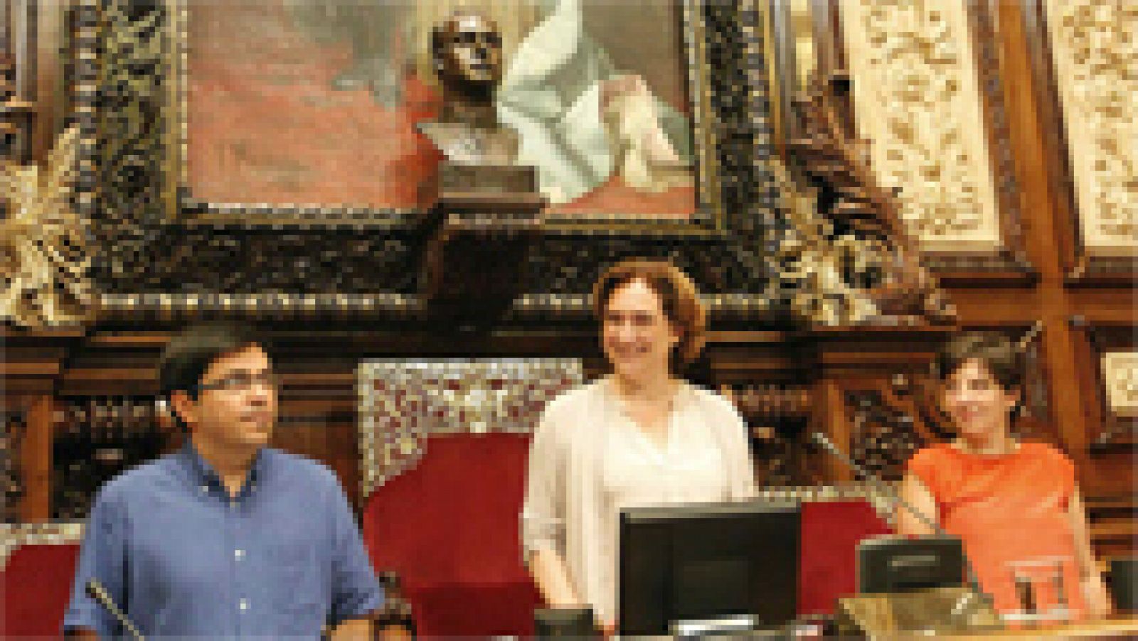 Colau retira el busto de Juan Carlos I del salón de plenos del Ayuntamiento de Barcelona