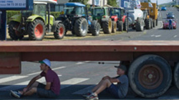 Los ganaderos franceses bloquean las carreteras en protesta por los bajos precios de la carne