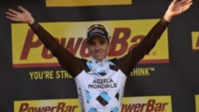 Haba rematado al palo en varias ocasiones y el que la sigue, la consigue. Romain Bardet (Ag2r), cuarto en la pasada edicin del Tour de Francia, se ha llevado el premio de la victoria de etapa en Saint Jean de Maurienne, la segunda para su equipo y para el ciclismo francs. El ciclista de 24 aos, particip en la escapada del da con una veintena de corredores y fragu la victoria en el descenso del Col del Glandon.