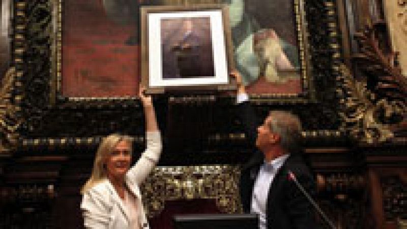 El PP coloca una foto de Felipe VI en el ayuntamiento de Barcelona y un empleado municipal la retira