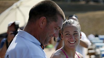 Los miembros del combinado espa�ol que acudir� al Mundial de Nataci�n de Kaz�n est�n listos para competir. La duda planea a�n en la participaci�n de Mireia Belmonte, ya que la nadadora catalana a�n arrastra molestias en el hombro. Melani Costa tambi�n contin�a con molestias f�cicas pero asegura que va a realizar el mejor papel posible.