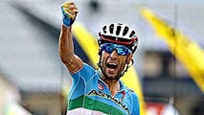 El italiano Vincenzo Nibali logr hoy el triunfo en la decimonovena etapa el Tour por lo que se mete en la lucha por el podium de Pars, mientras que el colombiano Nairo Qintana super en medio minuto al maillot amarillo, el britnico Chris Froome.