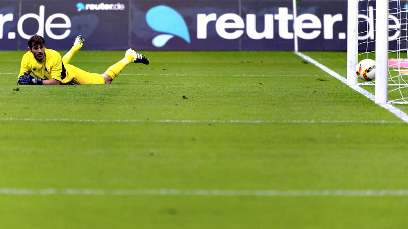 Iker Casillas, portero del Oporto y exfutbolista del Real Madrid, jugó los 90 minutos y encajó dos goles en la primera derrota de su equipo en pretemporada ante el Borussia Mönchengladbach, en un encuentro amistoso que dominó el equipo portugués en s
