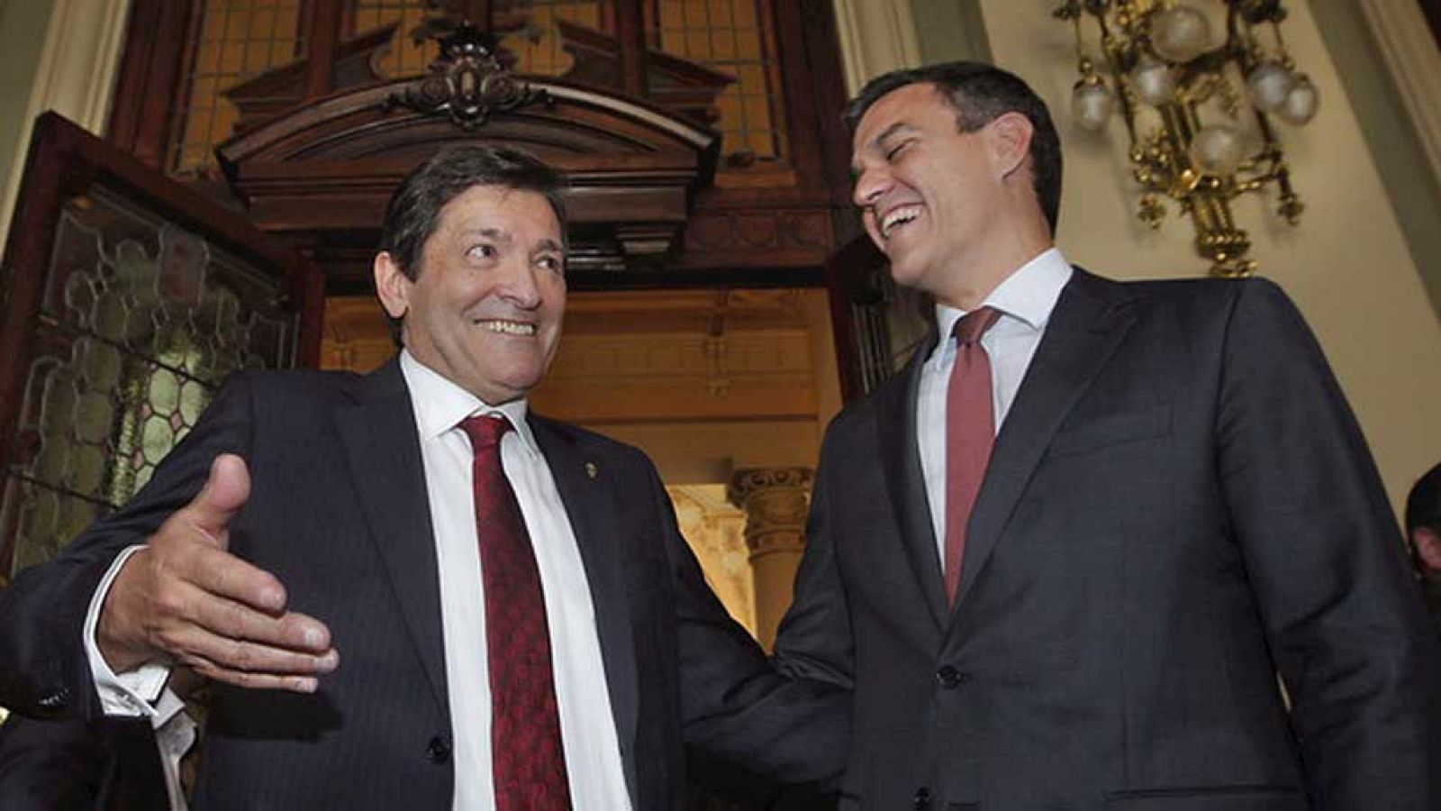 El socialista Javier Fernández toma posesión en su segunda legislatura como presidente