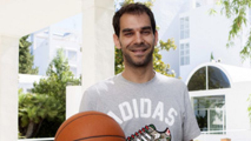 José Manuel Calderón vive en Nueva York rodeado de rascacielos pero en cuanto  puede, se escapa a su pueblo de Extremadura para cargar pilas. Antes de volver a la NBA, hemos charlado con él, para que nos cuente sus planes y cómo ve a la selección esp