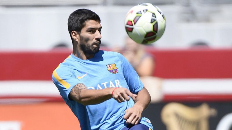 El delantero del FC Barcelona Luis Suárez ha reconocido que el  equipo quiere "seguir logrando cosas importantes" y ha destacado que  Arda Turan y Aleix Vidal, los dos nuevos fichajes del equipo y que no  pueden debutar por la sanción FIFA, viven "un