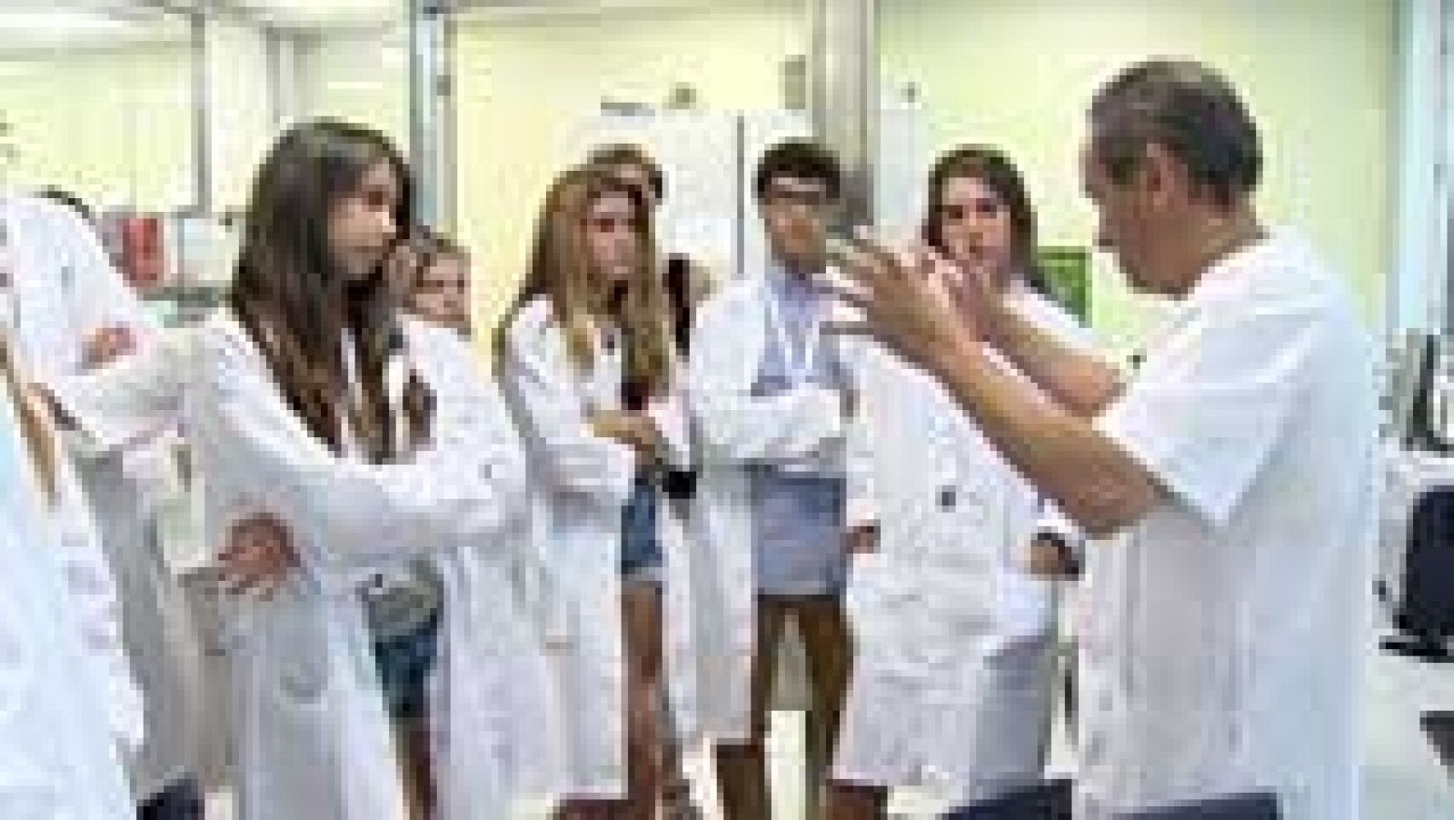 Telediario 1: Diecisiete adolescentes se convierten en asesores de médicos e investigadores en un innovador consejo científico | RTVE Play