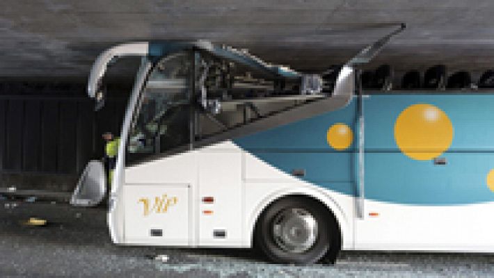 Telediario 1 - Seis españoles graves en un accidente de autobús en Lille