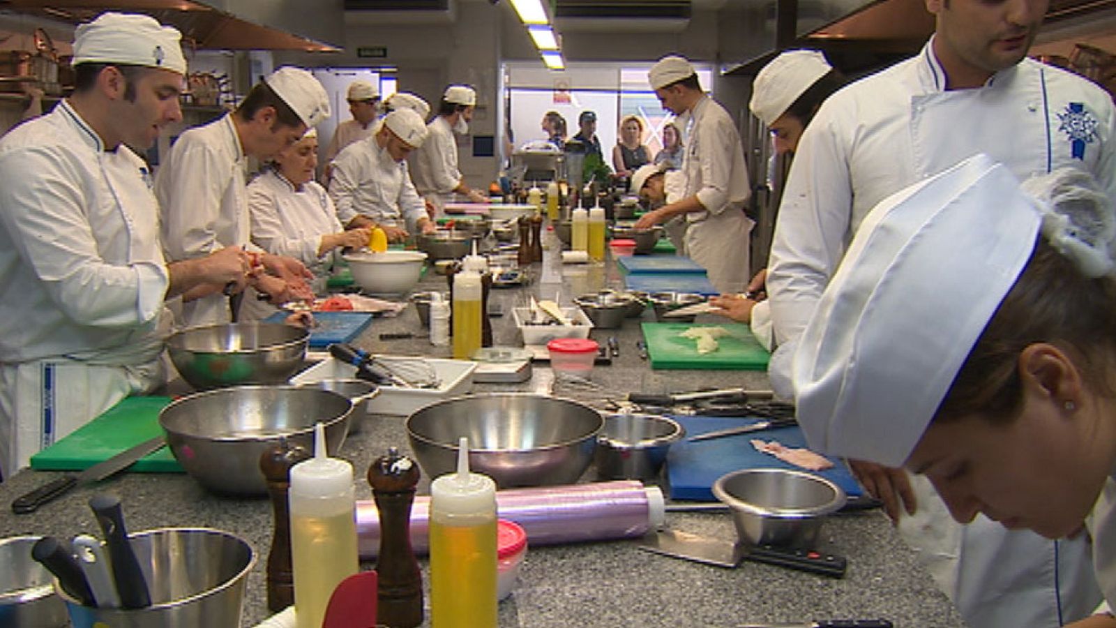 Cocineros españoles se convierten en padrinos de estudios de jóvenes africanas