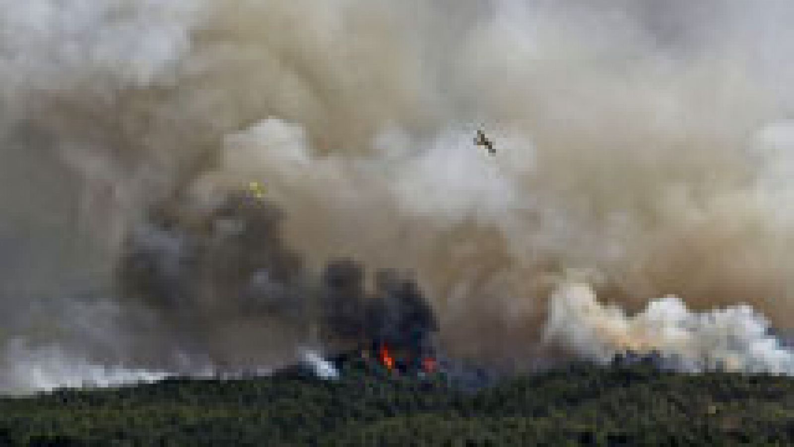 Informativo 24h: Un centenar de personas siguen evacuadas por el incendio sin control de Òdena, en Barcelona | RTVE Play