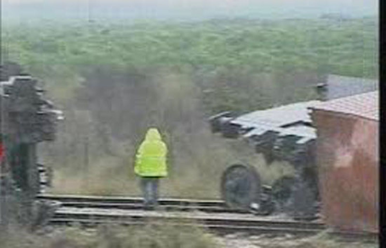  Su conductor está herido leve. A esta hora la circulación de trenes entre Valencia y Barcelona sigue cortada, así que son miles los viajeros afectados.