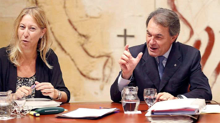 Telediario 1 - El Gobierno catalán considera "inadmisible" que se multe por los silbidos al himno