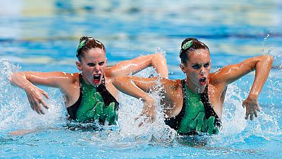 Svetlana Romashina y Natalia Ishchenko volvieron a situar al equipo ruso en lo m�s alto (97,2667 puntos), esta vez en la rutina libre de d�o, donde China fue segunda (95,4667), Jap�n, tercera (93,5333) y las espa�olas Ona Carbonell y Paula Klamburg repitieron el quinto puesto.La diferencia entre Rusia y China se cifra en 1,8 puntos. La lucha estar� en el �ltimo escal�n del podio, donde Jap�n y Ucrania est�n separadas por medio punto. Espa�a est� a 1,3 del podio y a 5,5 de la cabeza, una diferencia abismal.