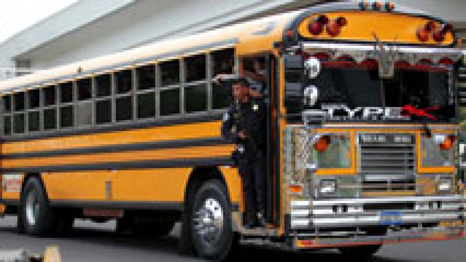 Telediario 1: Seis conductores de autobús mueren en El Salvador a manos de las Maras por no secundar su huelga  | RTVE Play