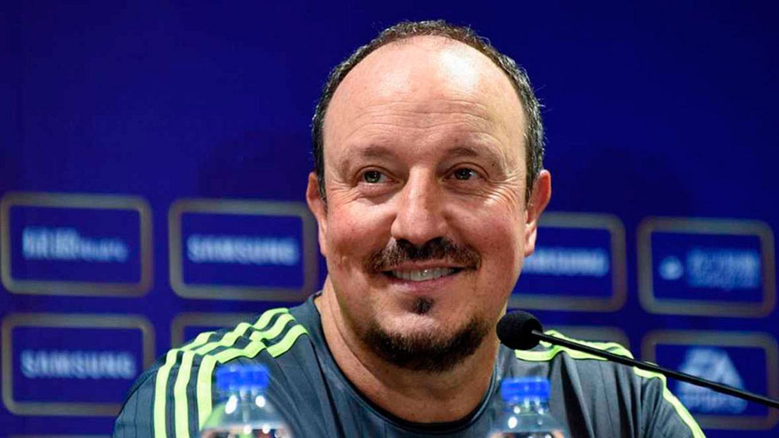 El entrenador del Real Madrid, Rafa Benítez, ha decidido hoy no entrar en el polémico cruce de declaraciones entre su esposa y José Mourinho, asegurando que él sólo comenta cuestiones deportivas públicamente, sin entrar en lo personal.