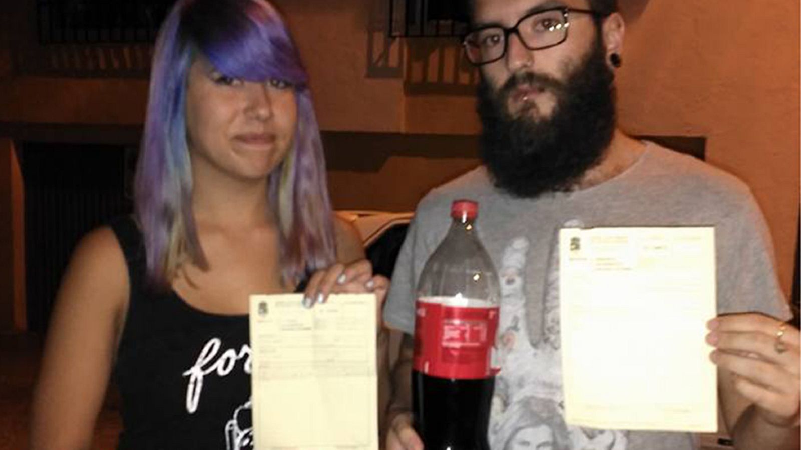 Amigas y Conocidas - Multados por beber Coca Cola y comer pizza