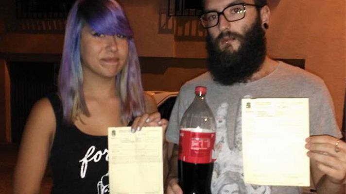 Amigas y conocidas - Multados por beber beber refrescos y comer pizza