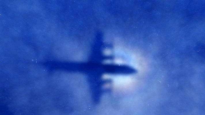 Telediario 1 - Las autoridades malayas investigan si los restos del fuselaje de un avión encontrados son los del vuelo MH370