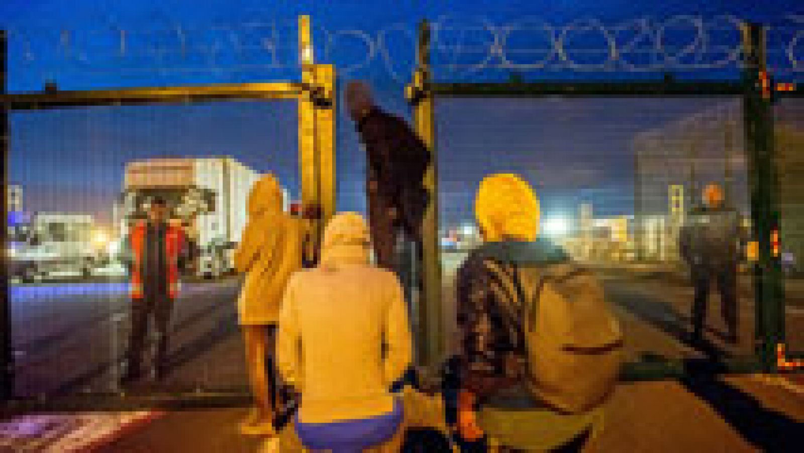 Telediario 1: Pese a la presencia policial, miles de inmigrantes siguen a la espera para atravesar el Eurotúnel | RTVE Play