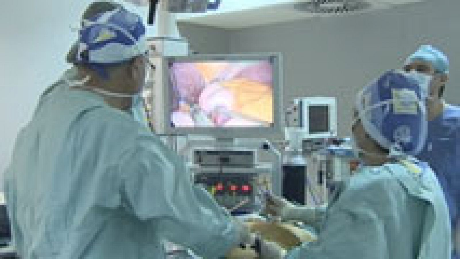 Telediario 1: Entramos en un quirófano para ver cómo se realiza un bypass de estómago con laparoscopia | RTVE Play