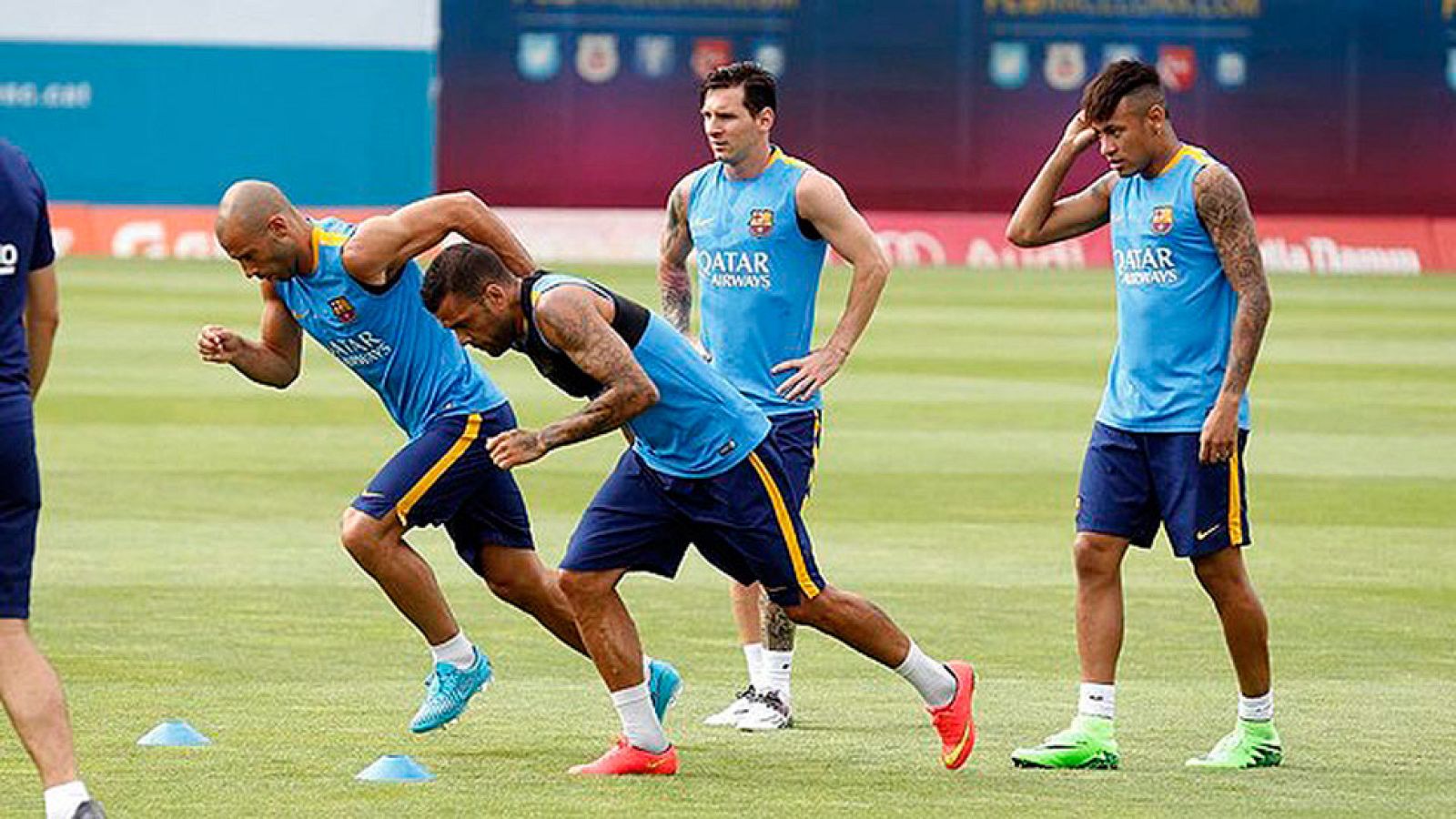 Después de pasar satisfactoriamente las pruebas médicas este jueves, los argentinos Leo Messi y Javier Macherano y los brasileños Neymar Jr. y Dani Alves han realizado la primera sesión de entrenamiento con el FC Barcelona tras las vacaciones.