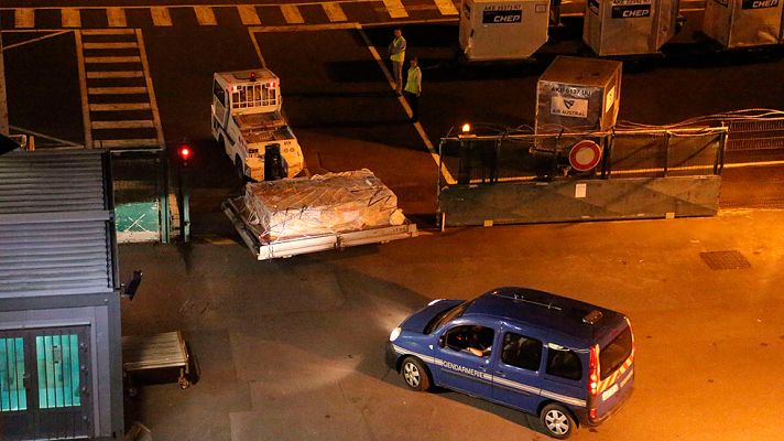 Informativo 24h - Llegan a Francia los restos del avión hallados en el Índico