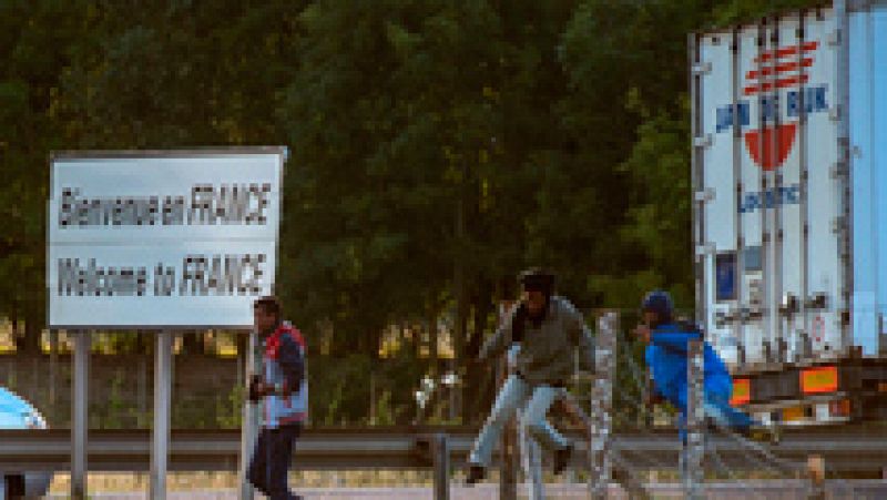 Hollande y Cameron acuerdan más seguridad en el túnel del Canal de la Mancha