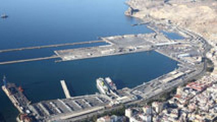 Telediario 1 - Muere en una maleta un inmigrante que se coló en un barco que cubre la ruta Melilla-Almería