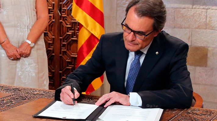 Telediario 1 - Mas firma el decreto por el que convoca elecciones el 27s