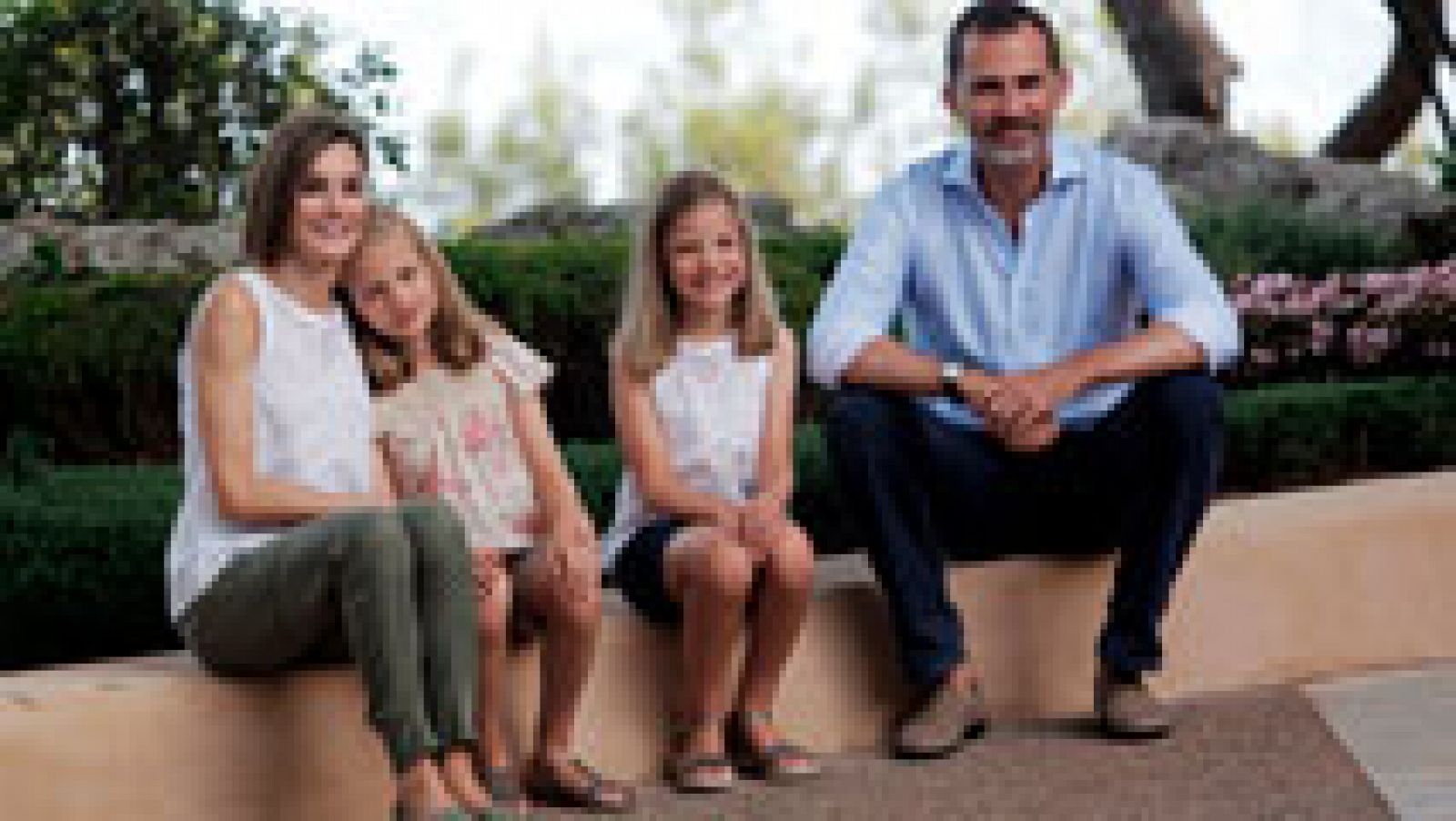 Telediario 1: Los reyes posan con sus hijas en el  Palacio de Marivent | RTVE Play