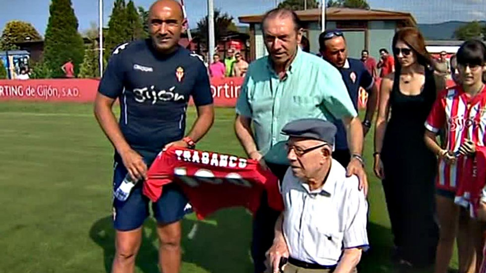 Los sportinguistas no pueden presumir de fichajes pero sí de afición. El socio número 1 del equipo gijonés cumple hoy 100 años. Es José Trabanco, y ya lo ven, está como una rosa.