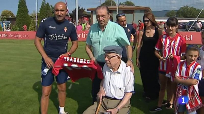 Los sportinguistas no pueden presumir de fichajes pero sí de afición. El socio número 1 del equipo gijonés cumple hoy 100 años. Es José Trabanco, y ya lo ven, está como una rosa.