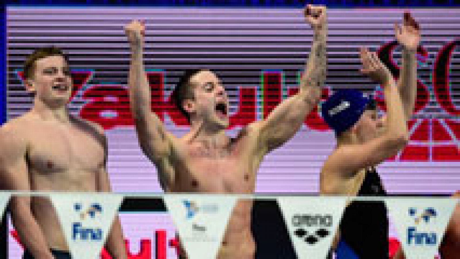 El equipo británico del relevo 4x100 estilos mixto se ha convertido en el primer ganador de la prueba y ha añadido a la medalla de oro un récord del mundo al nadar en 3:41.71, rebajando en 62 centésimas el registro logrado en las series por el equipo estadounidense.
