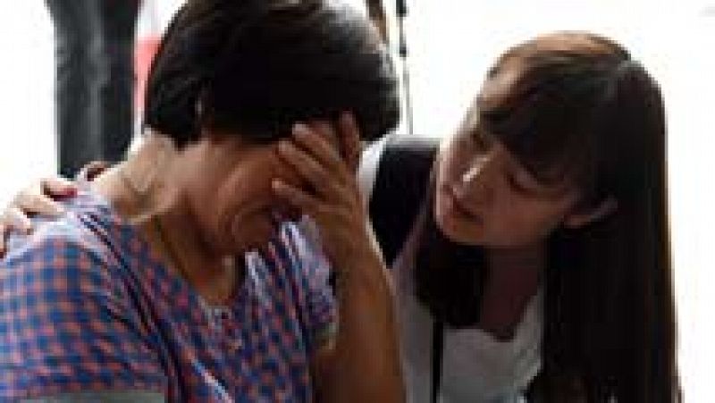 Familiares de los pasajeros del vuelo MH370 critican al Gobierno malasio tras el hallazgo de restos del Boeing | Ver