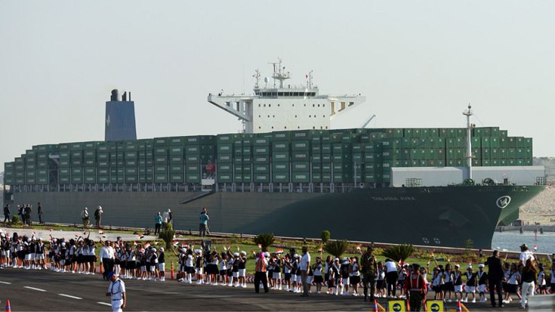 Por el Canal de Suez transita el 8% del comercio marítimo mundial
