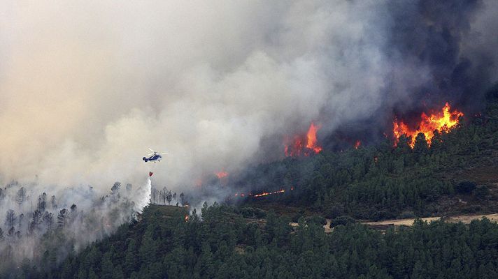 Informativo 24h - Evacuadas unas 1.400 personas de dos pueblos de Cáceres por un incendio en la Sierra de Gata
