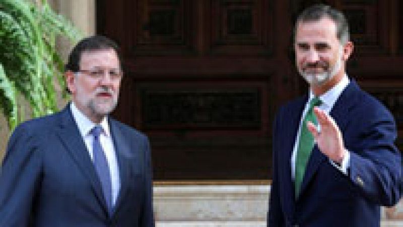El rey se reúne con Rajoy en Marivent para analizar la situación política y económica