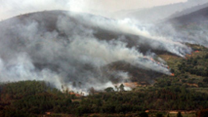 El viento complica la extinción del incendio en Cáceres