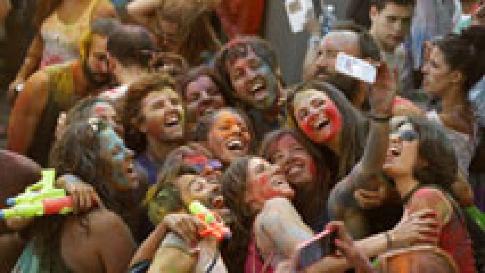 Telediario 1: La Fiesta de los Monzones, una locura en las calles madrileñas con mucho color y mucha agua | RTVE Play