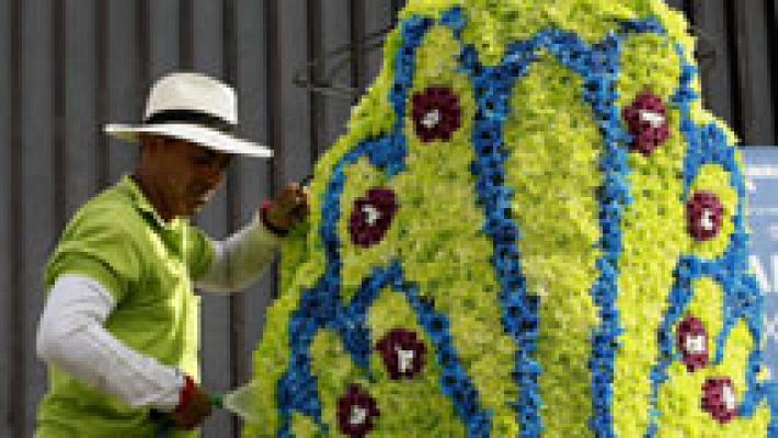 El desfile de los 'silleteros', un espectáculo de color en 'La Fiesta de las Flores' de Medellín en Colombia