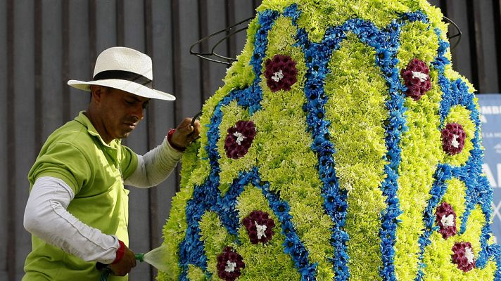 Telediario 1 - El desfile de los 'silleteros', un espectáculo de color en 'La Fiesta de las Flores' de Medellín en Colombia