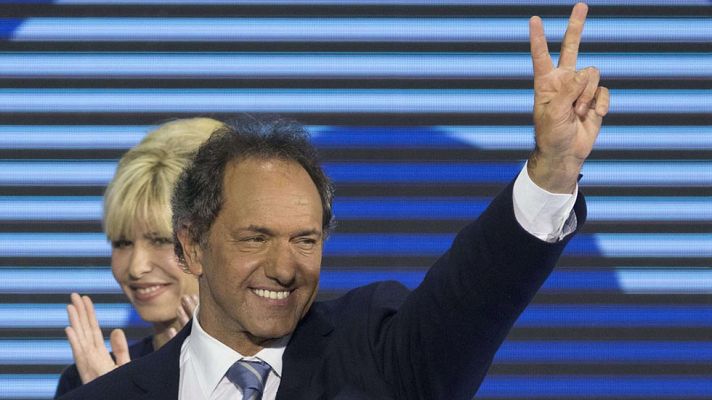 Telediario 1 - El oficialista Scioli lidera las primarias en Argentina