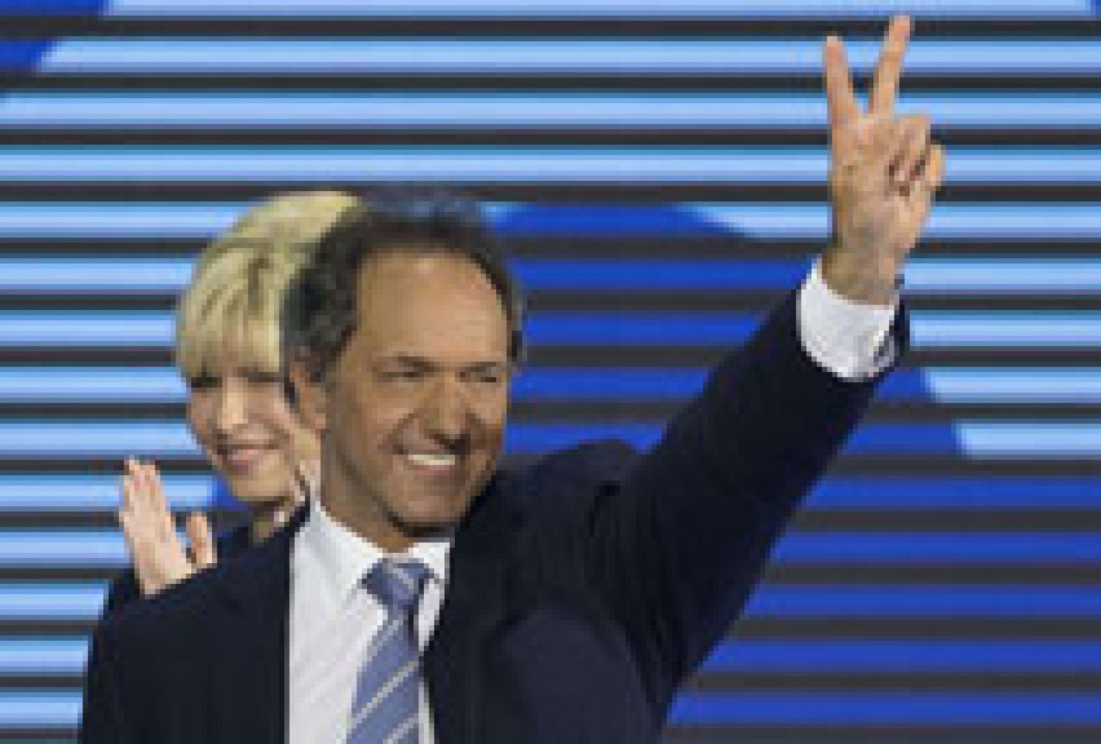 Telediario 1: Scioli se impone al conservador Macri en las primarias celebradas en Argentina  | RTVE Play