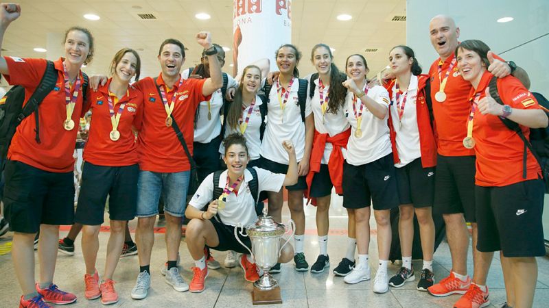 La selección española sub-18 femenina ha aterrizado esta tarde en el aeropuerto de El Prat, procedente de Celje (Eslovenia), donde ayer se proclamó campeona de Europa al derrotar en la final a Francia por 60-76. Las chicas que entrena Víctor Lapeña h