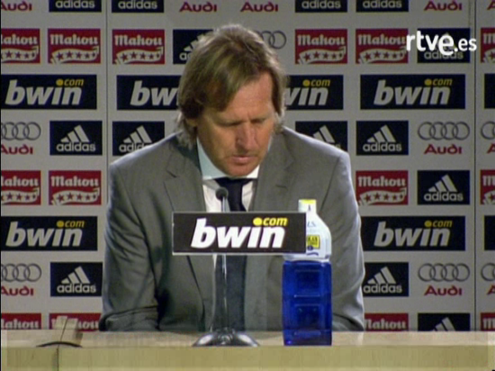 Schuster: 'Ni hablar del corte de mangas' | Ver